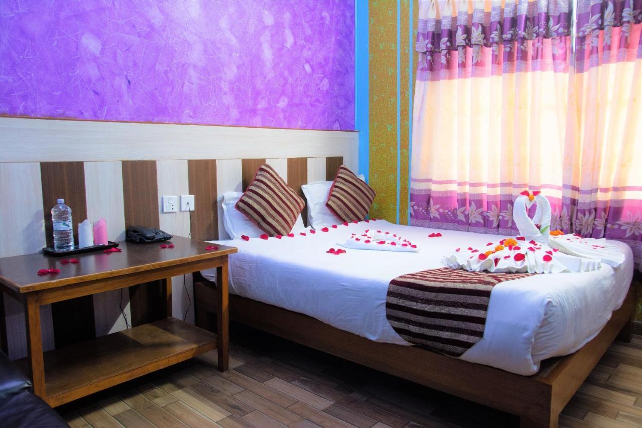 Hotel Middle Point Pvt Ltd Pokhara Exteriör bild