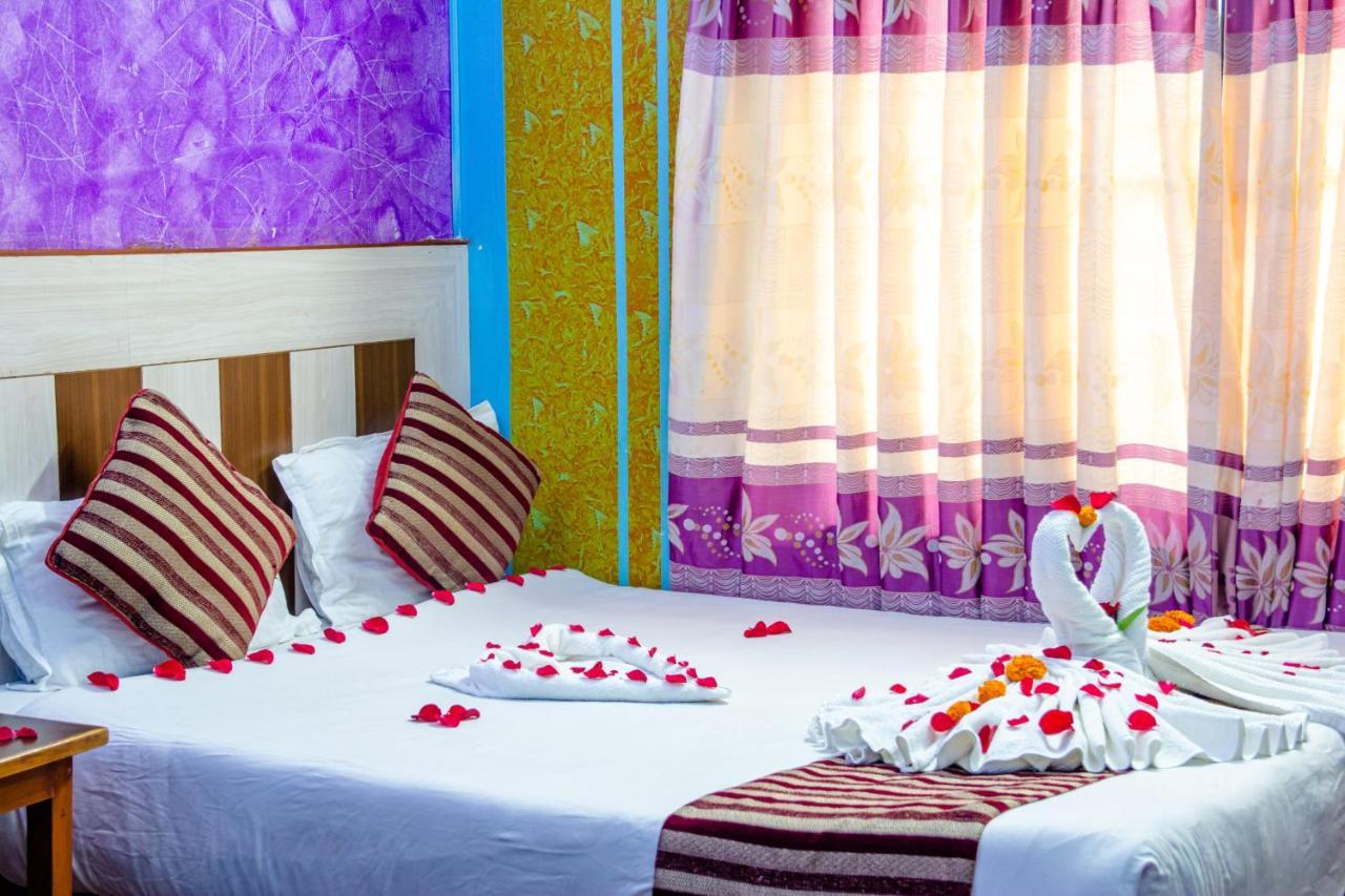 Hotel Middle Point Pvt Ltd Pokhara Exteriör bild