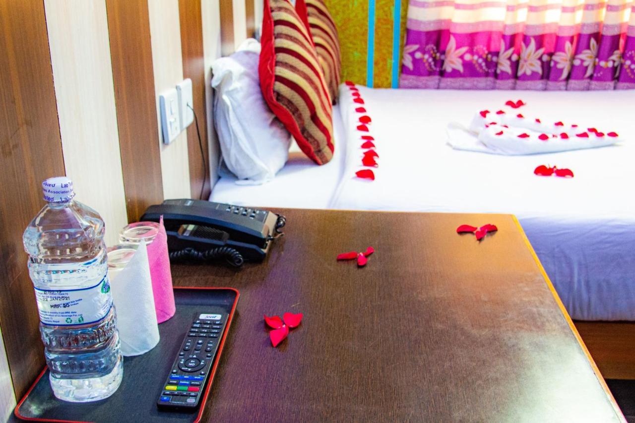 Hotel Middle Point Pvt Ltd Pokhara Exteriör bild