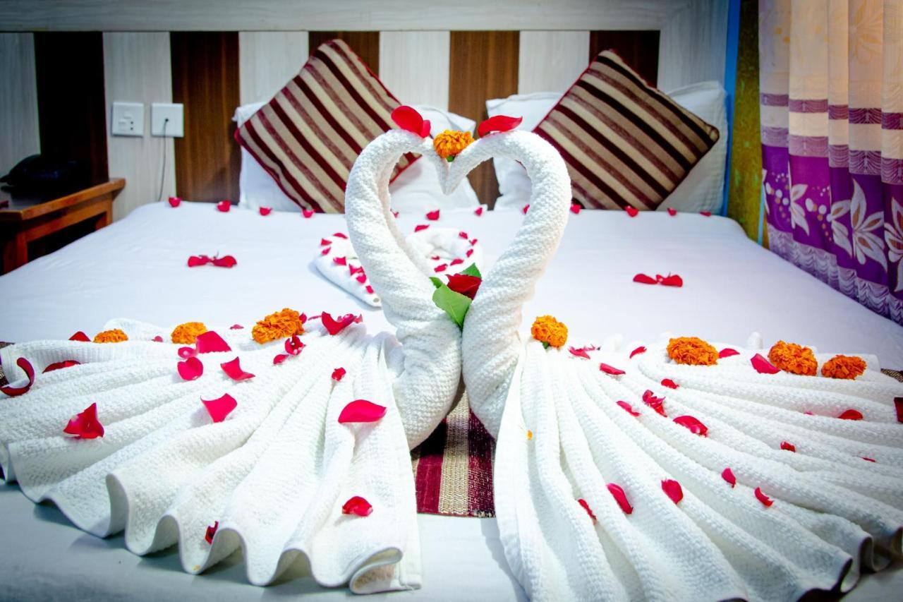 Hotel Middle Point Pvt Ltd Pokhara Exteriör bild