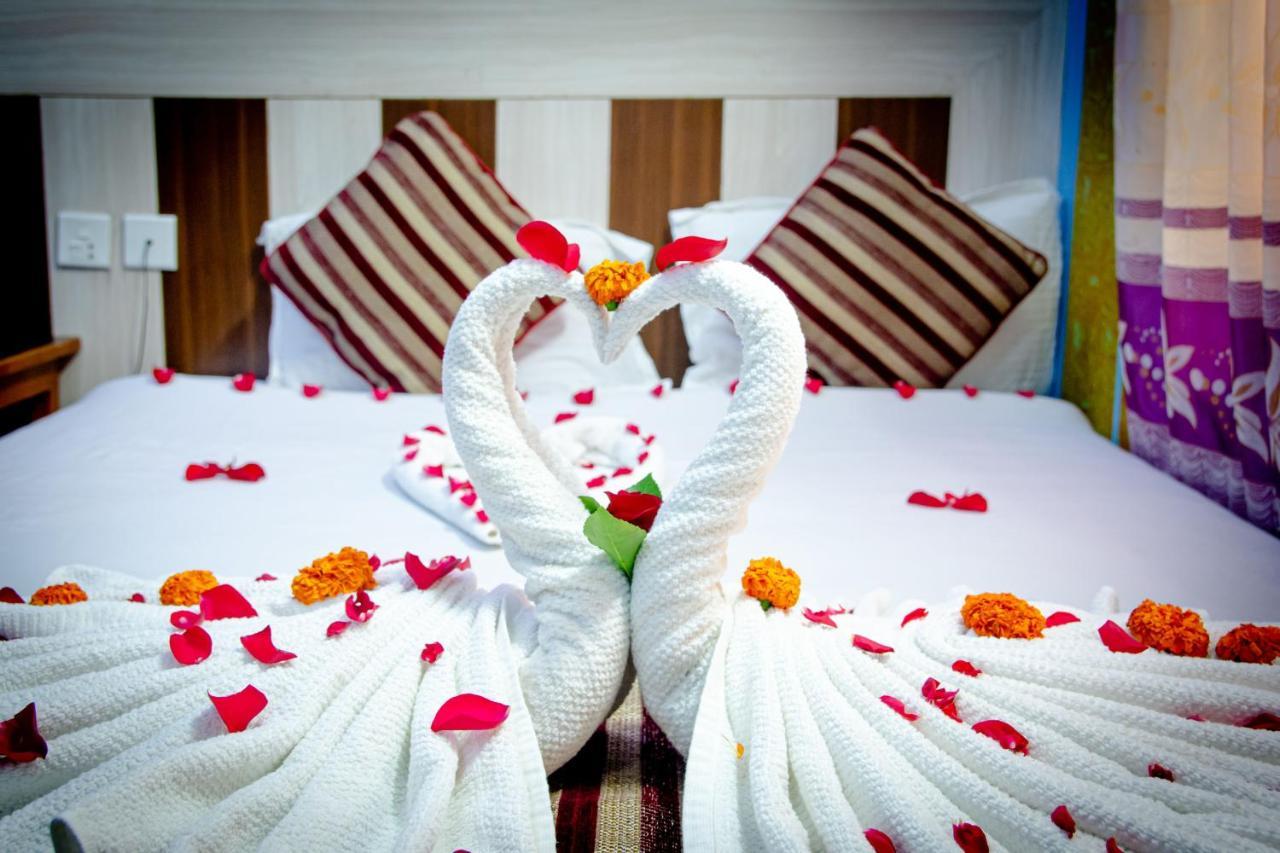 Hotel Middle Point Pvt Ltd Pokhara Exteriör bild