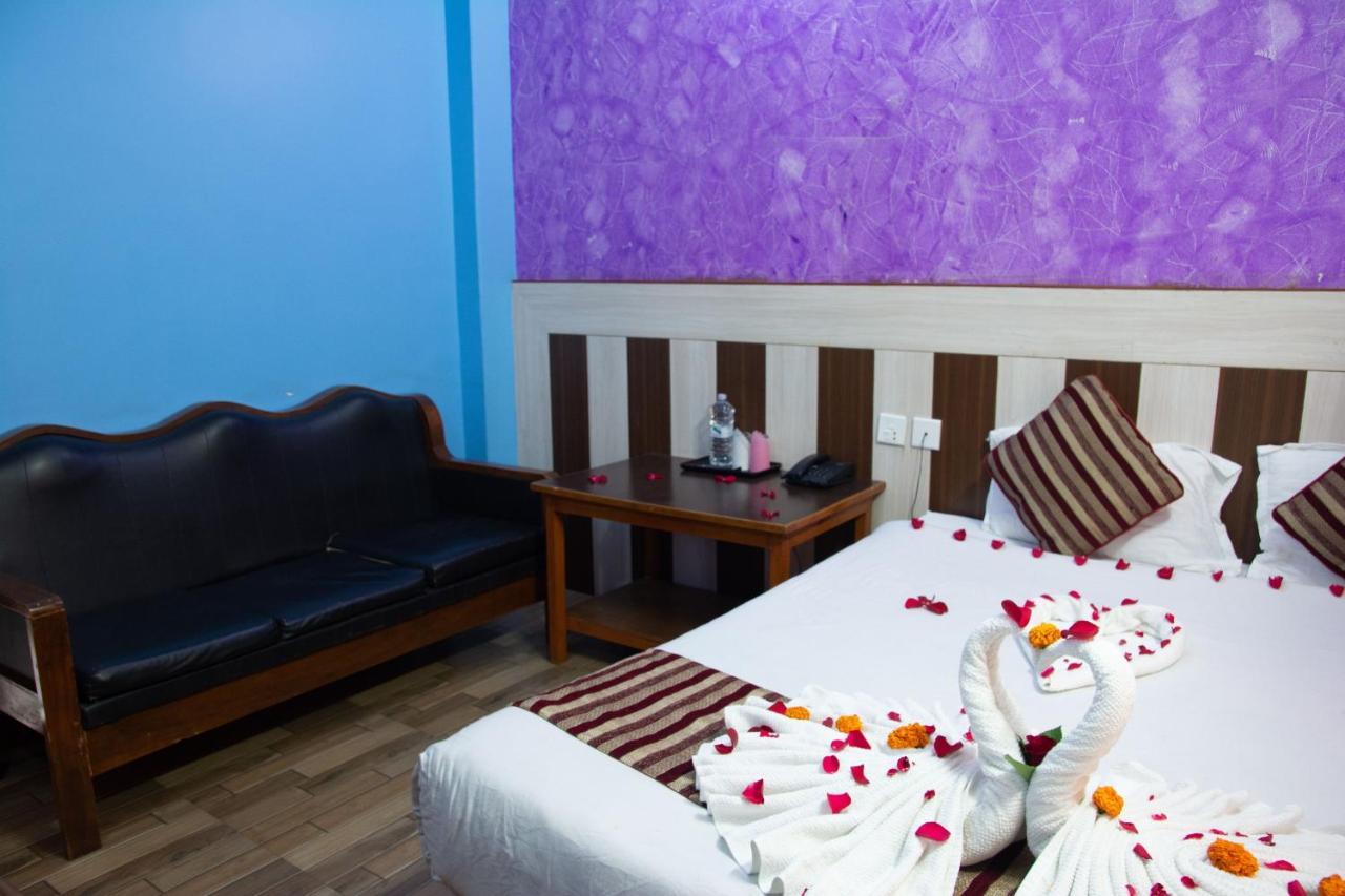 Hotel Middle Point Pvt Ltd Pokhara Exteriör bild