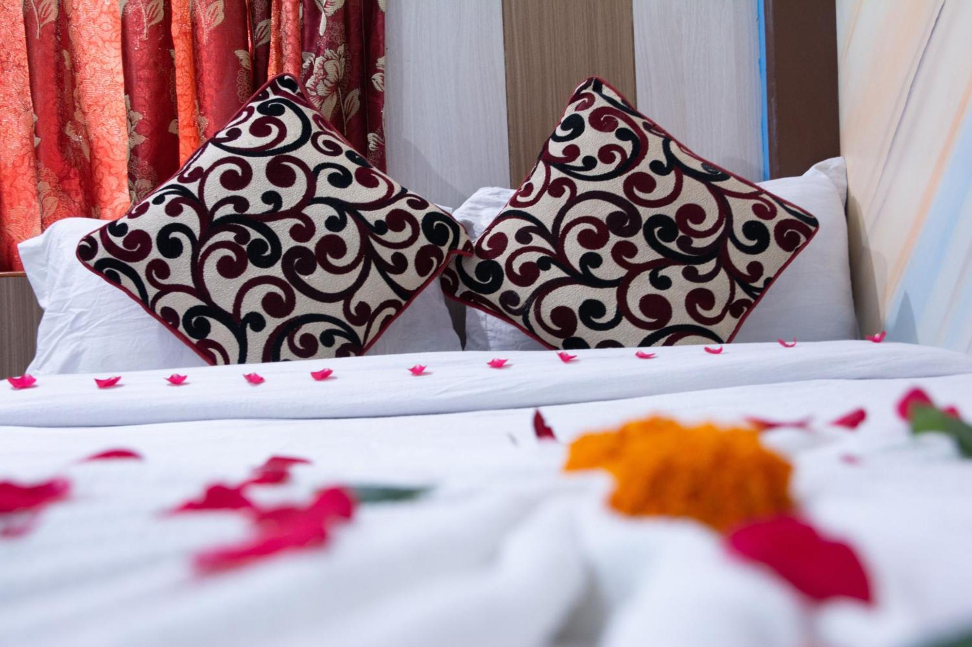 Hotel Middle Point Pvt Ltd Pokhara Exteriör bild