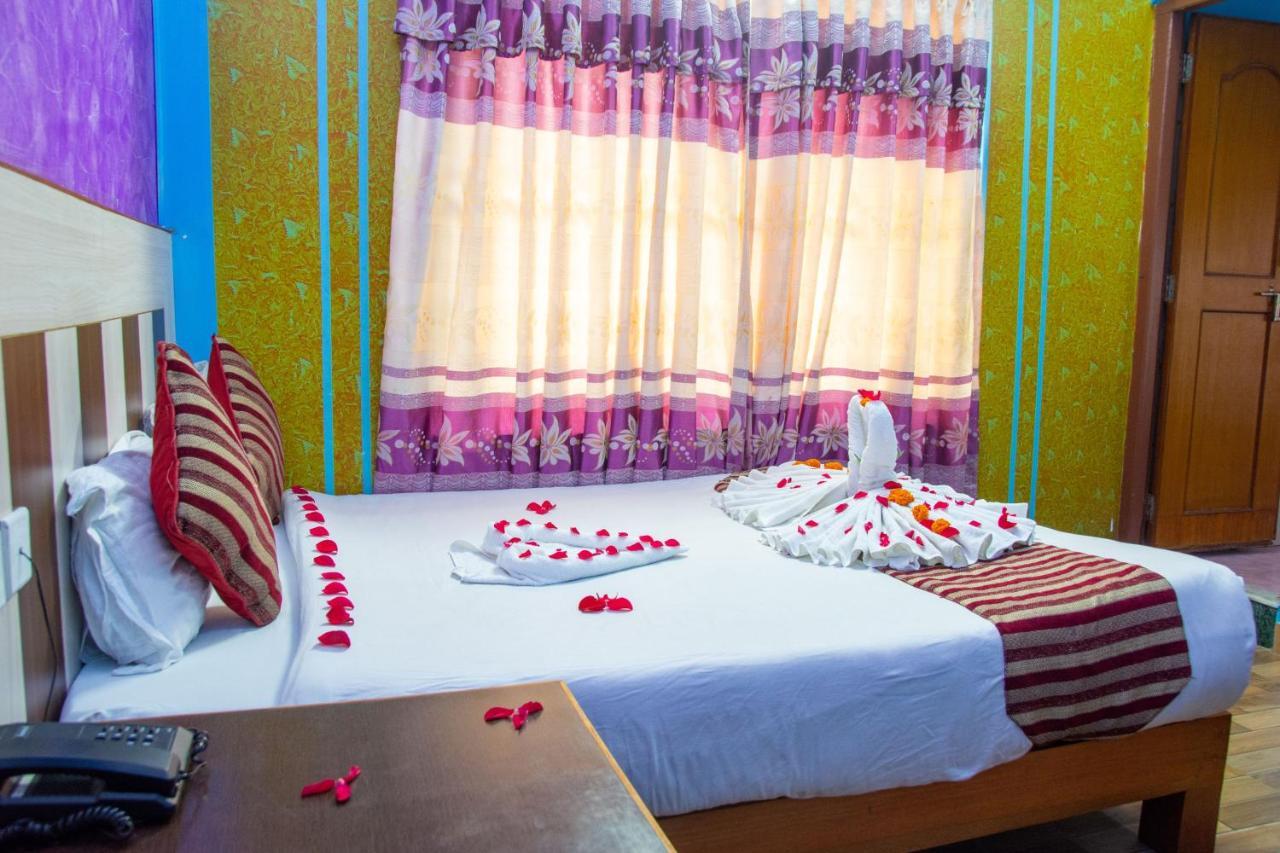 Hotel Middle Point Pvt Ltd Pokhara Exteriör bild