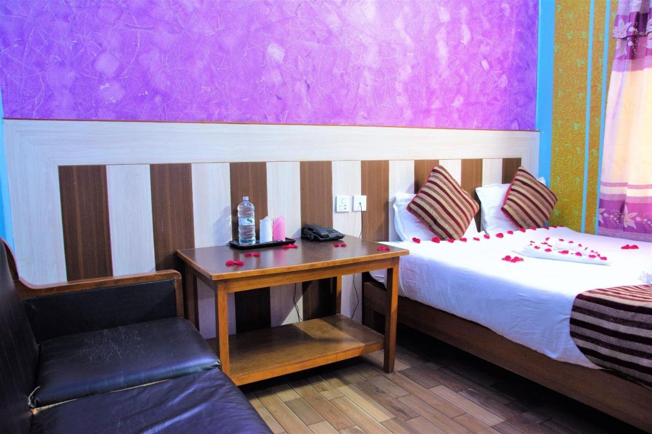 Hotel Middle Point Pvt Ltd Pokhara Exteriör bild