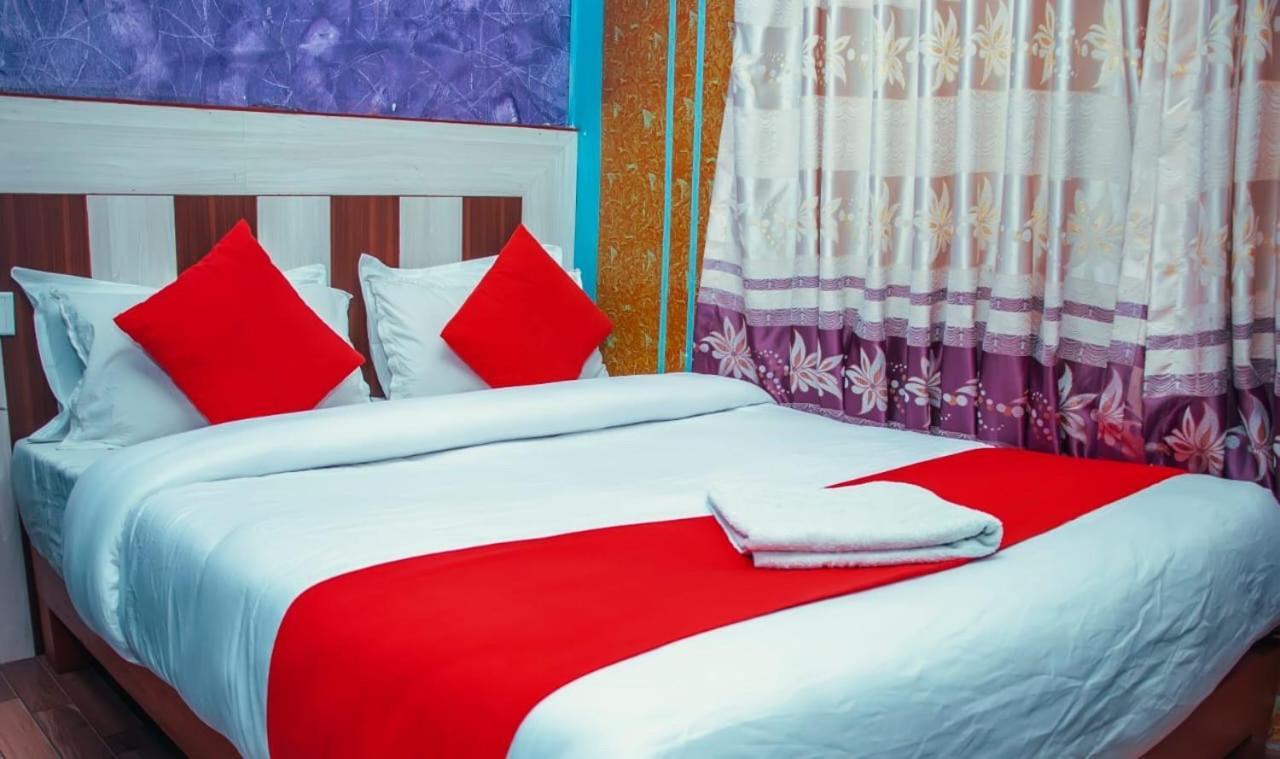 Hotel Middle Point Pvt Ltd Pokhara Exteriör bild